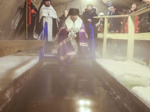 Сотрудники МЧС обеспечивают безопасность Крещенских купаний