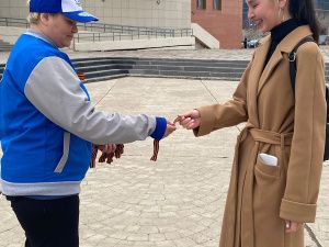 В Якутии волонтёры раздадут более 100 тысяч георгиевских ленточек ко Дню Победы