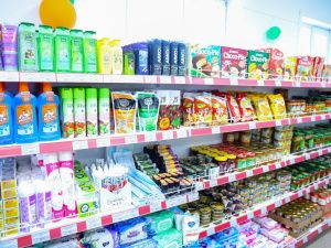 Айсен Николаев осмотрел ассортимент в торгово-логистическом центре жиганска