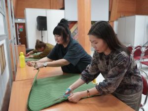 Плетут маскировочные сети с мыслью сохранить жизни солдат