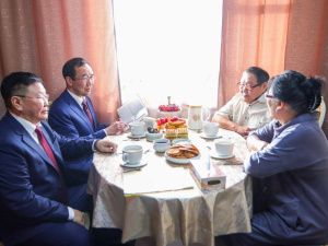 Военнослужащий из зоны СВО отправил Ил Дархану флаг Республики Саха (Якутия), с которым воевали солдаты