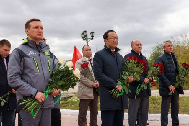 Глава Якутии возложил цветы к памятнику геологу-первооткрывателю Ларисе Попугаевой