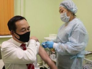 Айсен Николаев ревакцинировался во второй раз