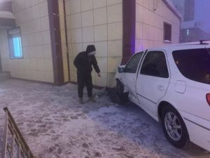 В Якутске водитель совершил столкновение с автомобилем, повредил ограждение, наехал на пешехода и врезался в здание