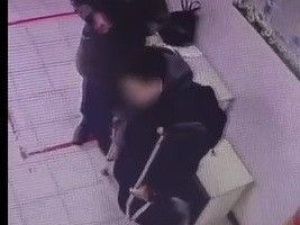 70-летний пенсионер украл у инвалида в аптеке телефон за 80 тысяч рублей