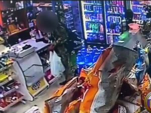 В Якутске мужчина похитил со стойки магазина телефон продавца