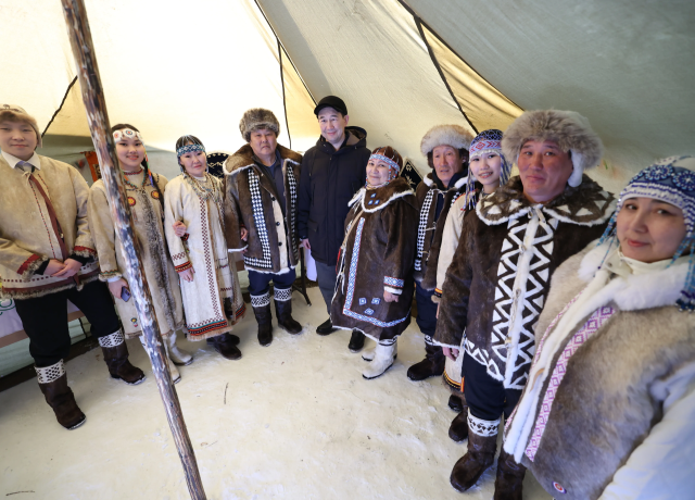 Айсен Николаев встретился с представителями кочевой родовой общины Лебедевых из села Тополиного Томпонского района