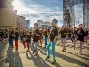 Празднование Дня защиты детей на площади Орджоникидзе