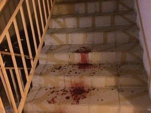 Фотофакт: В Якутске подъезд залит кровью