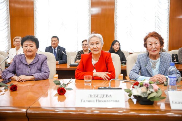 Многодетные матери получили государственные награды