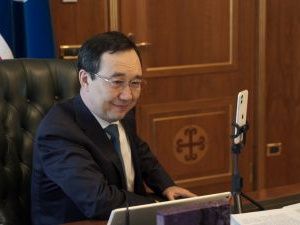 Глава Якутии лично проконтролировал получение медиками, задействованными в борьбе с COVID-19, стимулирующих выплат