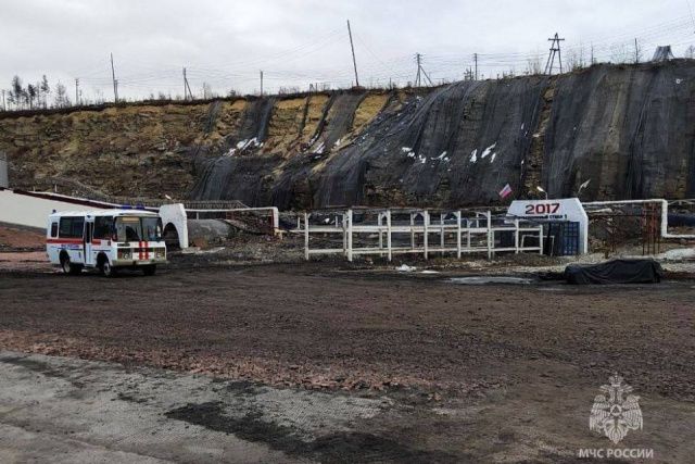 В Якутии сотрудники МЧС России извлекли из-под завалов тело мужчины UPD