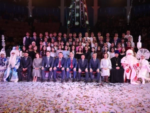 700 школьников со всей республики стали участниками Ёлки Главы Якутии Айсена Николаева