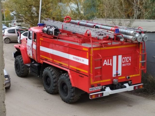 Пятерых человек эвакуировали из горящего дома в Якутии