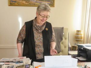 Депутат Евсикова лично построила школы, родила 8% населения и запустила экономику Якутска? 