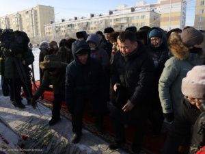 Якутяне возложили цветы к мемориальной плите «Город-герой Сталинград» на Площади Победы