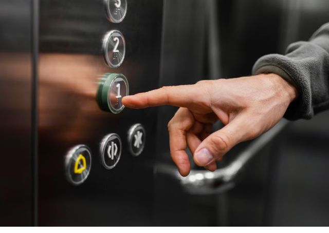 Управляющая компания в Якутске заплатит 300 тысяч рублей за опасные лифты