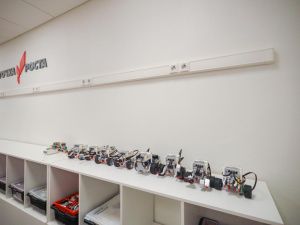 В общеобразовательной школе Айхала установлена памятная доска основателю посёлка