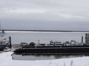 На реках Якутии продлили работу паромных переправ