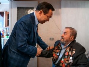 Айсен Николаев в Ленске навестил участника Великой Отечественной войны