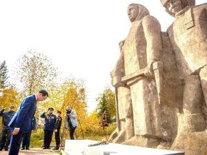 Айсен Николаев возложил цветы к памятнику воинам, погибшим в годы Великой Отечественной войны