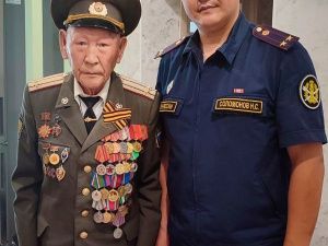 Заместитель начальника исправительной колонии № 6 Нюргустан Соломонов поздравил ветерана уголовно-исполнительной системы с 90-летием