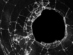 Жительница Якутии приревновала супруга к подруге и разбила окно ее дома