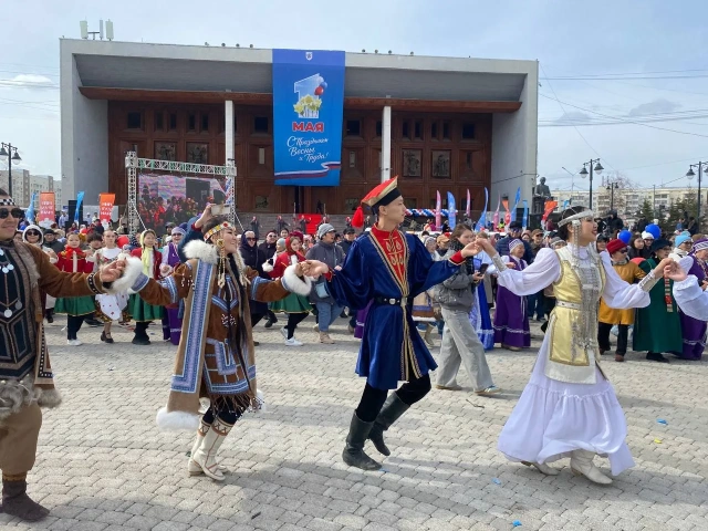 Несколько сотен горожан станцевали осуохай