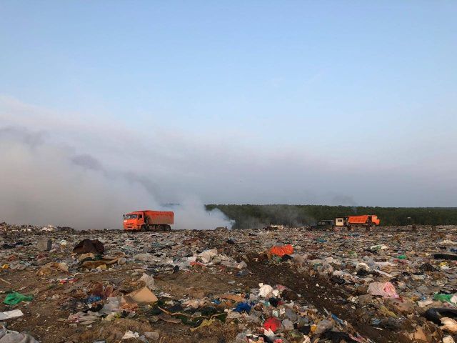 В Якутске горела свалка на Вилюйском тракте