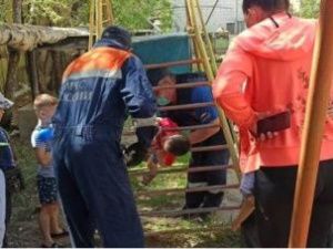 В Якутске спасли мальчика, застрявшего головой в проеме лестницы