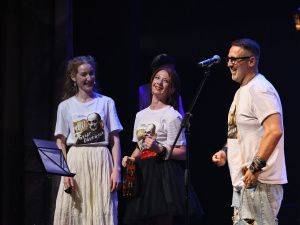 Премьерой концерта «Арбатский дворик» к 100-летию Булата Окуджавы Русский театр завершил сезон 