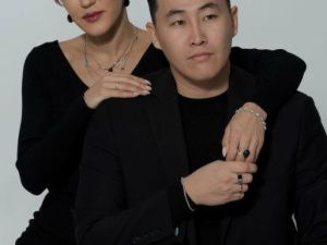 Романтичная фотосессия в черном: Сардана Трофимова с супругом