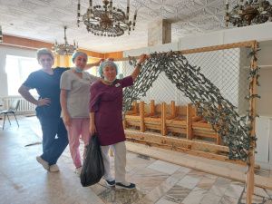 В больницах Якутии персонал и пациенты плетут маскировочные сети