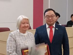 Георгий Степанов вручил якутским врачам государственные награды РФ и республики 