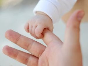 Процедура предоставления единовременной денежной выплаты за рождение или усыновление первого ребенка