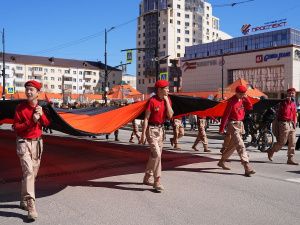 В Якутске прошло торжественное шествие школ, носящих имена героев Великой Отечественной войны «Гордимся славою героев»