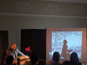 ТЮЗ показал моноспектакль «Зоя…» в школе №13