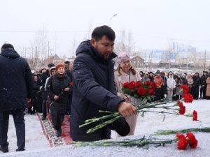 В День учителя в Якутске возложили цветы к памятнику Михаилу Алексееву