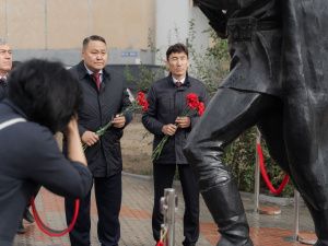 В Якутске возложили цветы в память об окончании Второй мировой войны