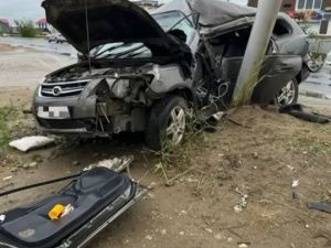 Жуткое ДТП в Якутске: машина всмятку об столб