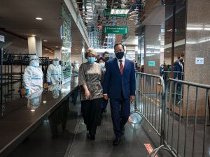 Айсен Николаев проверил готовность Центра неотложной помощи для больных с острыми респираторными инфекциями в Якутске