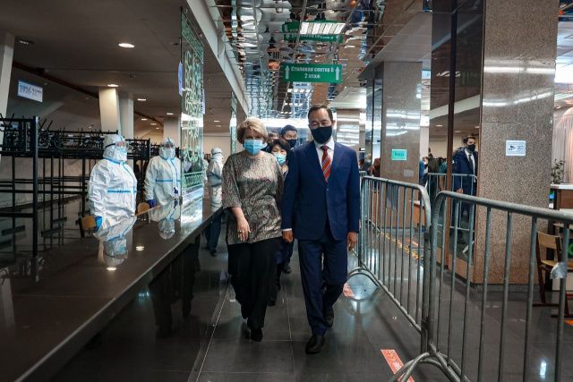 Айсен Николаев проверил готовность Центра неотложной помощи для больных с острыми респираторными инфекциями в Якутске