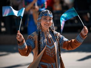 Айсен Николаев поприветствовал участников первомайской демонстрации