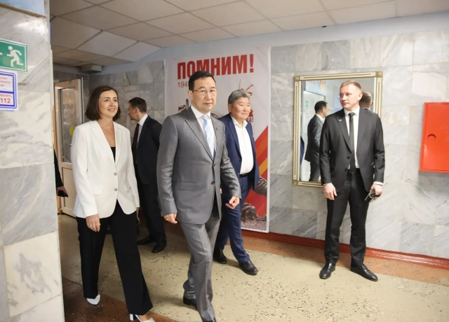 Глава Якутии Айсен Николаев осмотрел ход капитального ремонта школы № 23 в Айхале