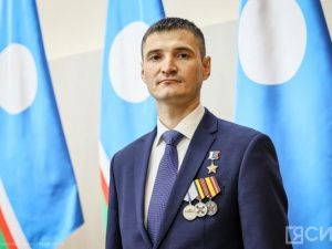 Глава республики вручил герою России сертификат на полтора миллиона рублей