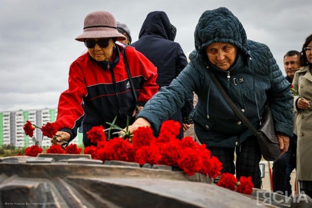 В Якутске возложили цветы к монументу «Воинам-победителям» в честь 80-летия победы в Курской битве
