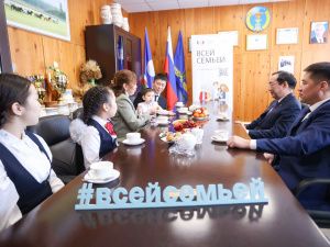 Айсен Николаев встретился с семьей Неустроевых – участниками конкурса «Всей семьёй»