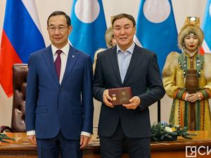 Айсен Николаев вручил якутянам государственные награды в преддверии Нового года