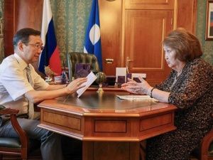 Айсен Николаевым встретился с народным поэтом Якутии Натальей Харлампьевой