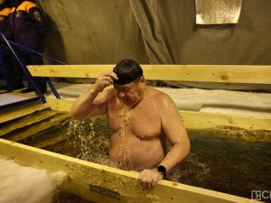 Глава Якутии окунулся в крещенскую купель